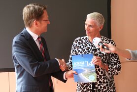 Staatssecretaris Wilma Mansveld neemt het rapport met de KNMI'14-klimaatscenario's in ontvangst uit handen van KNMI-hoofddirecteur Gerard van der Steenhoven (foto: Patricia van der Kooij, KNMI)