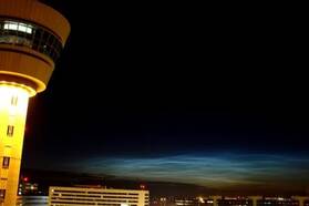 Lichtende nachtwolken boven Schiphol (foto: Peter de Vries, KNMI/Meteo Schiphol, 14 juli 2008)