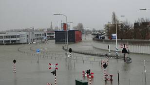 Hoogwater in Delfzijl door de zware storm van 5 december 2013 (foto: Jannes Wiersema)