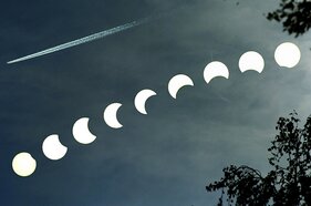 Montagefoto zonsverduistering 3 oktober 2005 met tussenpozen van 16 minuten (foto Robert Hoetink)