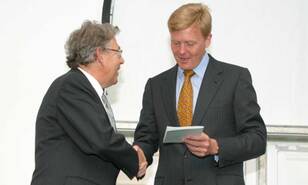 Prof. dr. P. J. Crutzen overhandigt het eerste exemplaar van zijn brochure aan Zijne Koninklijke Hoogheid de Prins van Oranje.