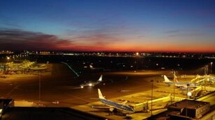Polaire stratosfeerwolken boven Schiphol op 18 februari 2008 (foto: Peter de Vries)