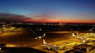 Polaire stratosfeerwolken boven Schiphol op 18 februari 2008 (foto: Peter de Vries)