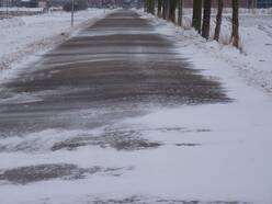 Door de krachtige wind is de vele sneeuw die in de noordelijke helft van het land ligt opnieuw gaan stuiven (foto: Jannes Wiersema) 