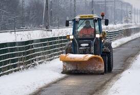 De gladheidsbestrijders maakten afgelopen winter heel wat overuren. Ook aan het schoonhouden van de fietspaden hadden ze een hele kluif (foto: Robert Hoetink) 