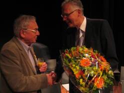 KNMI Hoofddirecteur Frits Brouwer feliciteert Jan Buisman met zijn Koninklijke Onderscheiding