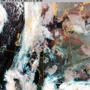 Op satellietbeelden is te zien hoe het wolkendek dat de uitstraling tempert waardoor de mist oplost vanuit het zuiden ons land binnenkomt (Bron: KNMI)  