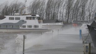 De storm ging vergezeld van zware tot zeer zware windstoten en flinke buien (foto: Jannes Wiersema) 