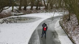 De winter van 2012 bood een week lang opvallend zonnig vriesweer. Prima om te schaatsen, hoewel het natuurijs na de lange periode van zacht weer en door de sterke wind maar langzaam groeide (foto Jannes Wiersema)