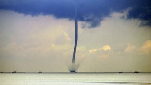 Boven het warme water van de Waddenzee en het IJsselmeer waren regelmatig waterhozen te zien (Bron: Operationeel Verkeersmanagement,RWS)
