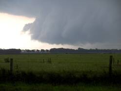 Naderende valwind op zaterdag 4 augustus iets ten noordwesten van Steenwijkerwold (Foto: Nico Wensveen)
