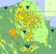 Aardbevingen in het Groningen gasveld van 1990 tot heden worden weergegeven met gele cirkels. De bevingen van 7 en 8 februari worden aangegeven met paarse kruisjes. In lichtgroen het gasveld, in blauwe driehoeken en vierkanten seismische meetstations.