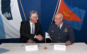Commandant Luchtstrijdkrachten luitenant-generaal Alexander Schnitger en KNMI-hoofddirecteur Frits Brouwer onderteken de samenwerkingsovereenkomst van de Koninklijke Luchtmacht en het KNMI (foto: Ministerie van Defensie)