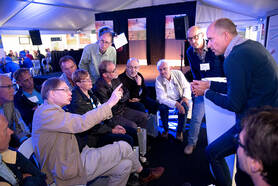 Aan thematafels konden vragen aan wetenschappers gesteld worden over weer, klimaat en seismologie. foto KNMI / Jeanette Schols