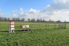 Alle weerstations van het KNMI worden de komende twee jaar uitgerust met de nieuwe wolkenhoogtemeter van Lufft GmbH (©KNMI)