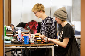 Technische studenten en innovators in actie. ©KNMI