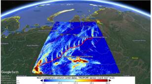 TROPOMI NO2 kolommen op 8 april 2018. De wind komt uit het zuiden. De rode lijn is de route van de gaspijpleiding gebaseerd op het met de hand traceren van de pijpleiding in Google Earth foto’s.
