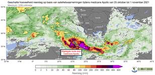 Neerslaghoeveelheid in de week van 25 oktober tot 1 november 2021 door medicane Apollo en zijn afgelegde route als witte lijn.