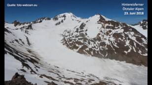 Animatie van beeldopnamen van de gletsjer Hintereisferner eind juni in de jaren 2018 t/m 2022. Dit jaar ligt de helft van de gletsjer al onbeschermd op 22 juni.