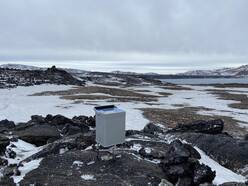 Zwaartekrachtsmeter op lokatie in de krater van Askja (2021).