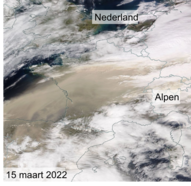 Satellietopname van 15 maart 2022. Op die dag was veel Saharazand aanwezig boven en ten westen van de Alpen, zichtbaar door de bruine kleur. Bron: NASA Worldview. 