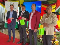 vlnr: Rubert Konijn (KNMI), Surinaamse president Santhoki, Riad Nurmohamed (Minister van Openbare Werken) en Shanti Venitiaan (Voorzitter van de Anton de Kom Universiteit)