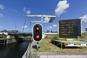 Bij de Goereese Sluis in de Haringvlietdam bij Stellendam is tijdelijk een tekstkar geplaatst. Vanwege langdurige droogte en verzilting wordt er uitsluitend bij eb geschut. Hierdoor wordt er geen zoutwater binnengelaten. 