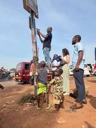 foto van mensen die NO2 meetbuisjes ophangenin Kumasi, de tweede grote stad in Ghana