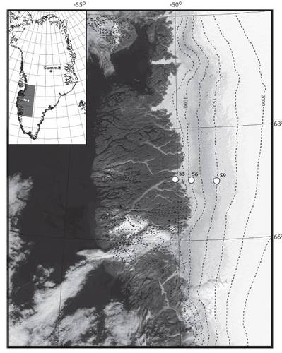 MODIS opname van de smeltzone van de west-Groenlandse ijskap, met daarin aangegeven hoogtelijnen en de positie van drie IMAU automatische weerstations