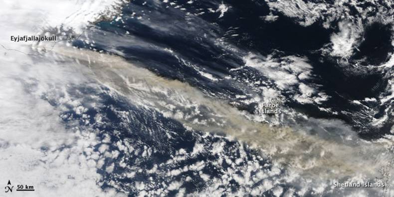 Figuur 3. Satellietbeeld gemaakt door het MODIS-instrument. De pluim is duidelijk zichtbaar als een bruine band boven de Noord-Atlantische Oceaan. (NASA figuur door MODIS Rapid Response Team, NASA GSFC, Verenigde Staten).