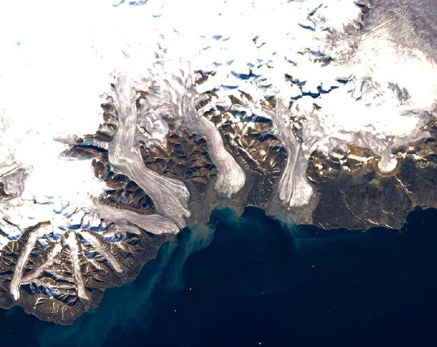 Figuur 2: Satellietbeeld van de Devon ijskap (Devon Island, Nunavut, Canada) gemaakt door de Landsat 7 ETM+ satelliet (credit: A. Gardner).
