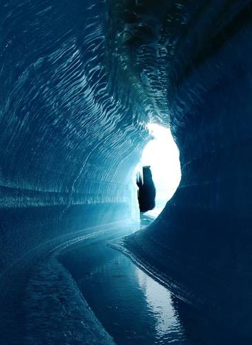 Figuur 3: Een ijskanaal onder het glacieroppervlak uitgesleten door smeltwater. Belcher Glacier, Devon Island, Nunavut, Canada (credit: A. Gardner).