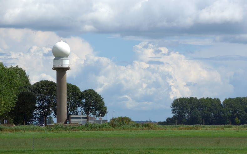 De radarantenne van het KNMI in Herwijnen 