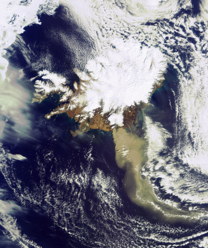 Figuur 7. Meris beeld van IJsland en omgeving. De witte ijskap en de bruine pluim van vulkanisch materiaal zijn duidelijk zichtbaar. Bron: ESA.