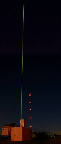 Figuur 6. De RIVM Raman LIDAR “CAELI” bij de 213 m hoge KNMI meetmast in Cabauw (Foto M. de Graaf, RIVM).