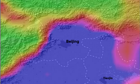 Model berekening van de fijnstofconcentraties PM10 voor Beijing en havenstad Tianjin voor 28 januari 2013. Duidelijk is te zien hoe de bergketen in het noordwesten de vervuiling tegenhoudt.