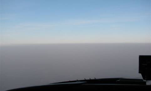 Figuur 6. Uitzicht vanuit de Cessna op de laag vulkanisch stof. Hoogte ongeveer 9000 ft. Foto Wouter Knap, KNMI.