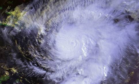 Satellietfoto van hurricane Lenny die op 18 en 19 november 1999 de Bovenwindse eilanden trof 