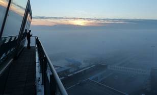 Schiphol met mist gezien vanuit de Meteo-toren