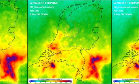 Drie kaarten met satellietbeelden van tropomi boven Nederland met de jaargemiddelde hoeveelheid NO2 boven Nederland in 2019, 2020 en 2021.