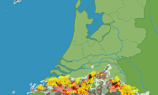 Figuur 3: Neerslag tussen 01:50 uur en 02:50 uur. Gele plusjes geven bliksemontladingen aan
