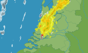 Figuur 3: Radarbeelden 27 juni 22:50 tot 23:50 uur. Gele plusjes geven bliksemontladingen aan