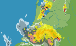 Figuur 6: Radarbeelden 28 juni 2:50 tot 3:50 uur. Gele plusjes geven bliksemontladingen aan