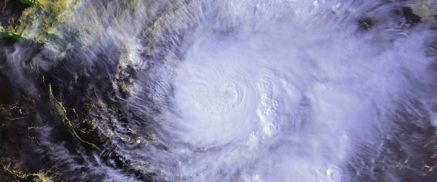 Satellietfoto van hurricane Lenny die op 18 en 19 november 1999 de Bovenwindse Eilanden trof 