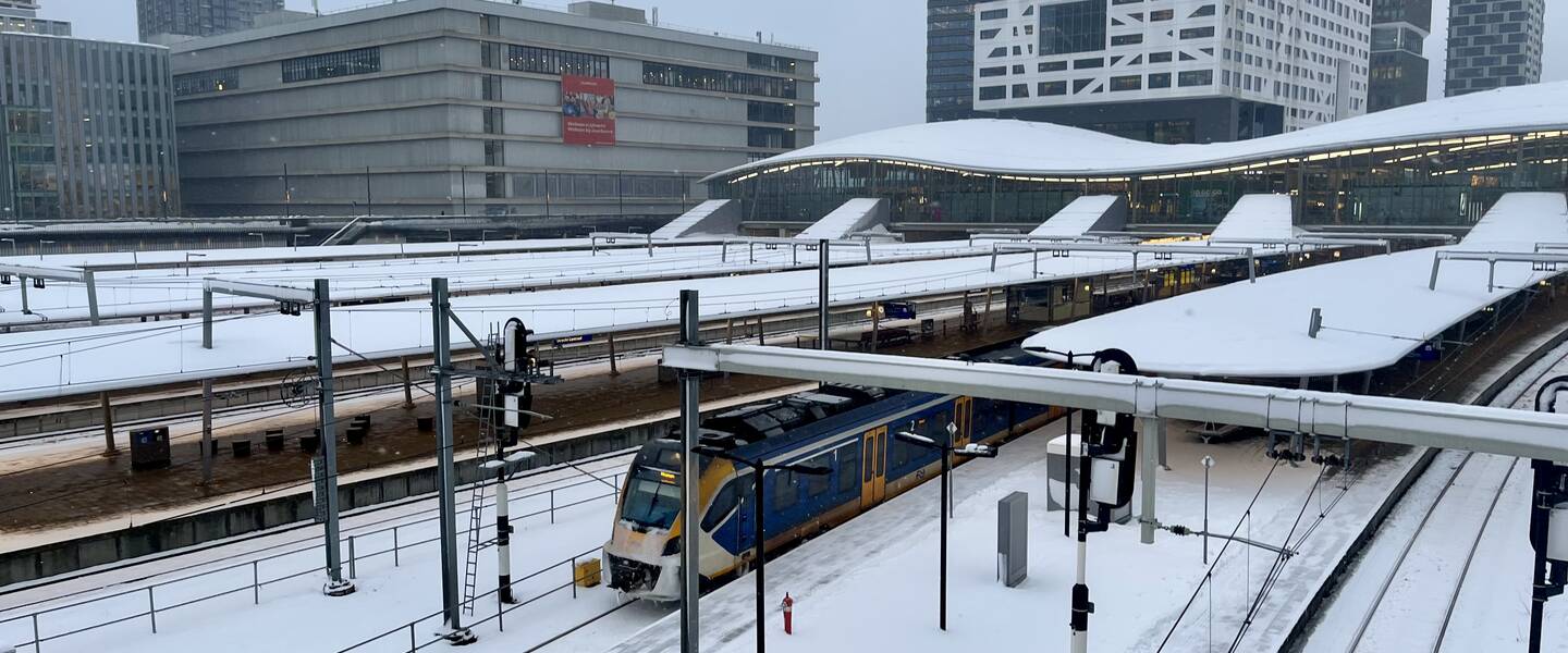 een enkele trein rijdt op Utrecht Centraal