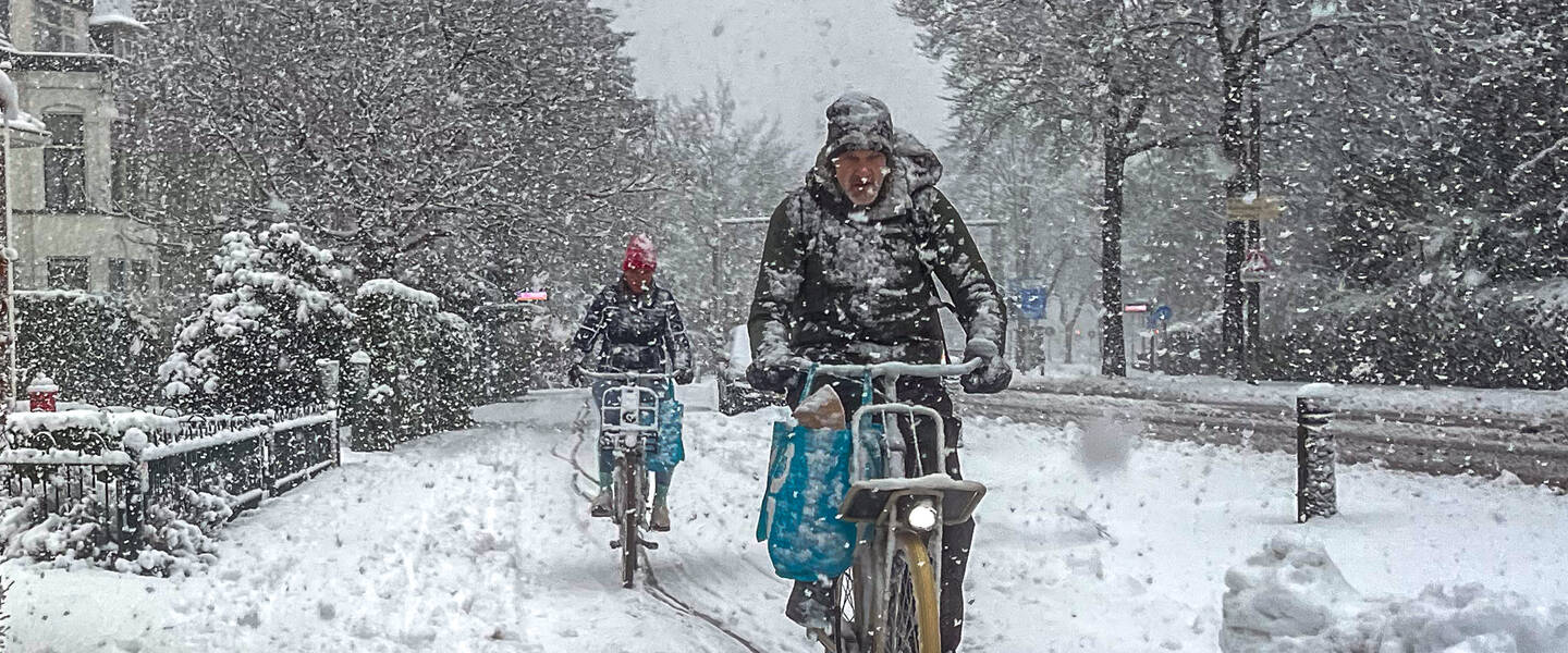 fietser in de sneeuw