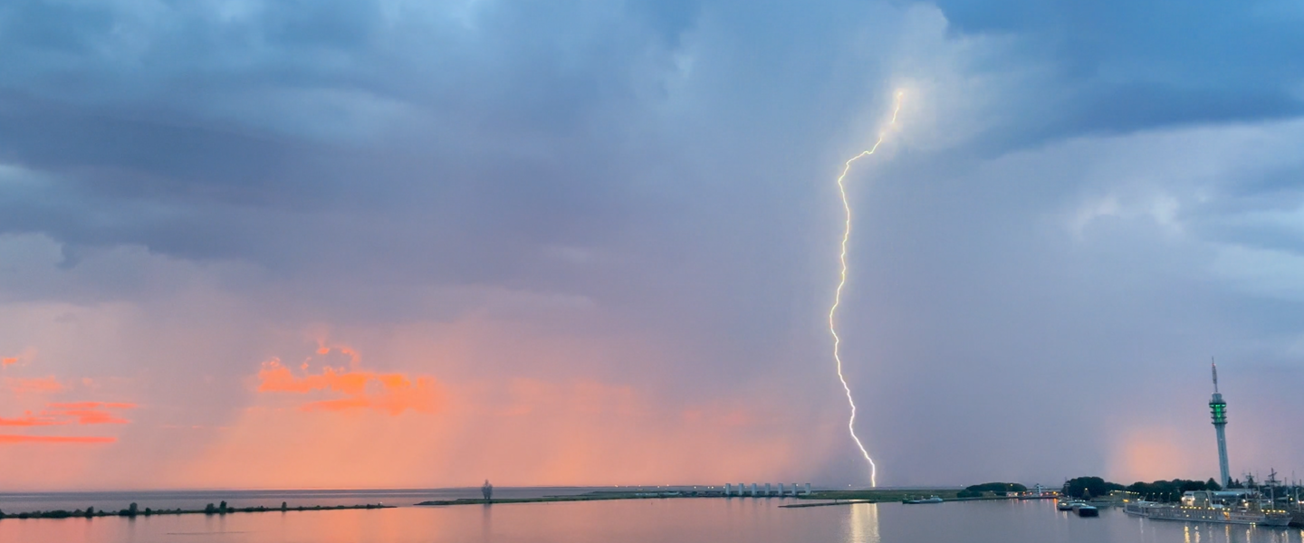 bliksem boven het Markermeer in Lelystad
