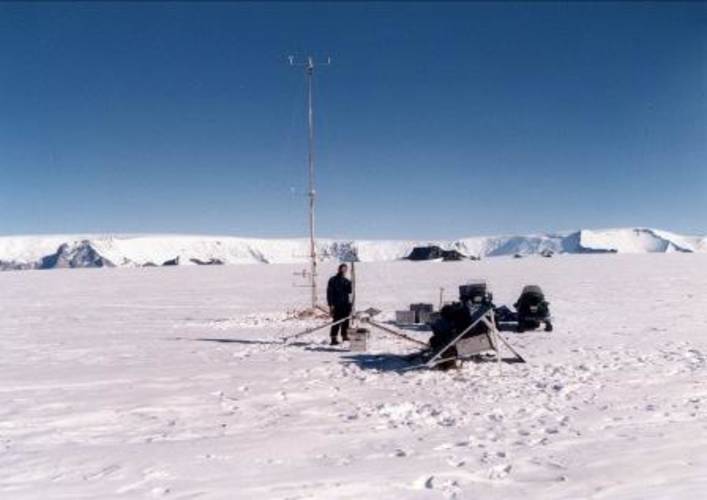 KNMI-onderzoeker Richard Bintanja op expeditie in Oost-Antarctica bij de Zweedse basis Svea 
