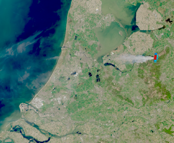 Rookpluim van de natuurbrand op het militaire oefenterrein bij ’t Harde van 29 april 2026. Satellietbeeld afkomstig van de Sentinel-3 satelliet genomen rond 12:00 lokale tijd. De gekleurde bolletjes zijn de door de Europese Meteosat Third Generation weers