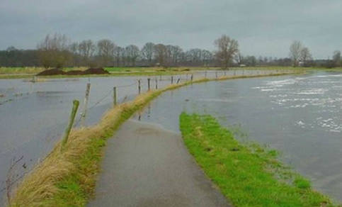 Overstroming van het riviertje de Mark bij Breda. Waar het witte paaltje staat loopt het ondergelopen fietspad waar, in de zomer, honderden mensen per dag gebruik van maken.